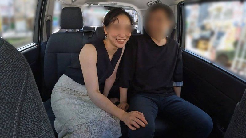 公園の駐車場で中出し性交！バレたらヤバイ状況でマンコが濡れるド変態人妻のドキドキカーセックス【オフパコ】