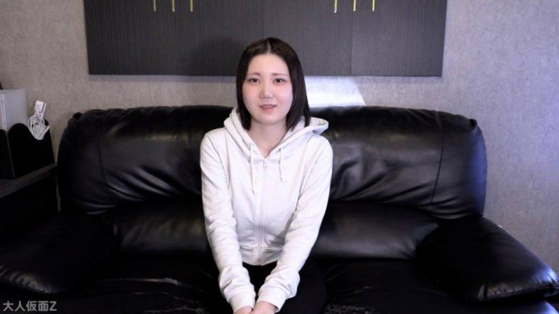 诗乃(19) 乡下素人第三次拍摄。在屁眼裡插入粗大的按摩棒，并以大翻转体位将蔬菜塞进阴道与屁眼裡