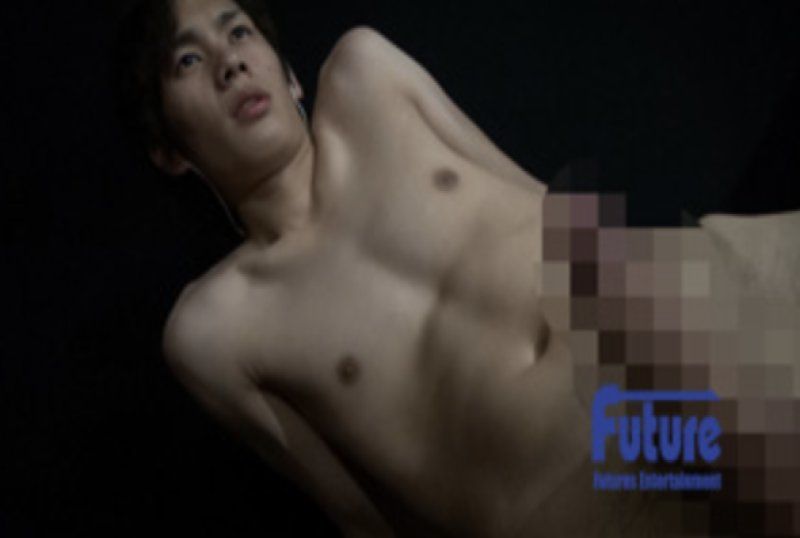TI1003894 员工推荐！这位身材健壮、拥有巨根的男模扭动着臀部，将精液喷射到1公尺远的地方！ ！直男扭动臀部的画面绝对不容错过
