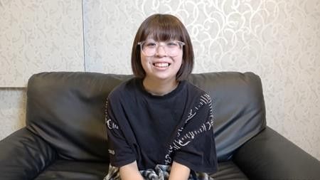 【購入者特典/レビュー特典 有】（初撮り）149cmミニマム眼鏡オタク美女が初のハメ撮りに挑戦。エッチの経験が少なく感度が抜群なためイキまくり。外出しの約束だったけど内緒で半中出しで種付け完了